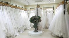 How – To หา ชุดแต่งงาน ที่ใช่ ! ว่าที่เจ้าสาวต้องรู้อะไรบ้าง? เวดดิ้งกูรู มีคำตอบ!!