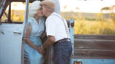 57 ปี รักเราไม่เก่าเลย กับภาพหวาน คู่รัก ตายาย ถ่ายภาพฉลองใน ธีม The Notebook