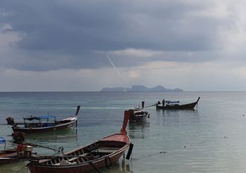 ผู้ประกอบการท่องเที่ยวบนเกาะหลีเป๊ะ จับภาพพายุงวงช้างได้กลางทะเล