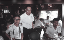“สมยศ” บุกเยี่ยมพาแข้งช้างศึกกินสเต็กนอกแคมป์