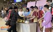 ตรวจคนเข้าเมืองแต่งชุดไทยรับนักท่องเที่ยว
