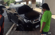 อุบัติเหตุรถกระบะถูกเบียดเสียหลักล้อตกท่อ