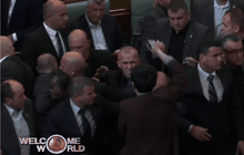 ฝ่ายค้านโคโซโวใช้แก๊สน้ำตาและสเปรย์พริกไทยป่วนรัฐสภา