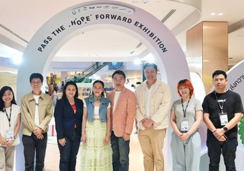 ส่องบรรยากาศ Pass the Hope Forward Exhibition นิทรรศการศิลปะ 22 ภาพโปสการ์ด ‘ส่งต่อความหวัง’ เพื่อห้องผ่าตัดศิริราช