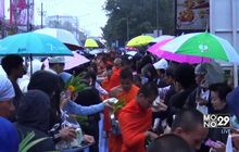 ประชาชนต่างจังหวัดร่วมทำบุญตักบาตรปีใหม่