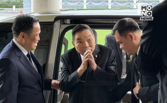 อนุทินพาพ่อชวรัตน์เยี่ยมตึกไทยคู่ฟ้า นั่งเก้าอี้นายกฯ ถ่ายภาพที่ระลึก