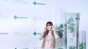 แฟนกรี๊ดลั่นฮอลล์! ลิซ่าโชว์พลังยิ้มสวยมั่นใจสะกดโลกในงาน DENTISTE’ x LISA Exclusive Party