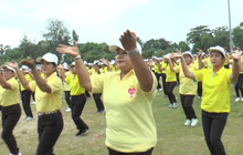 ผู้สูงอายุ 2 พันคน โชว์เต้นท่าบาสโลป