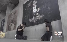 ประชาชนถ่ายภาพพระบรมสาทิสลักษณ์ ร.9
