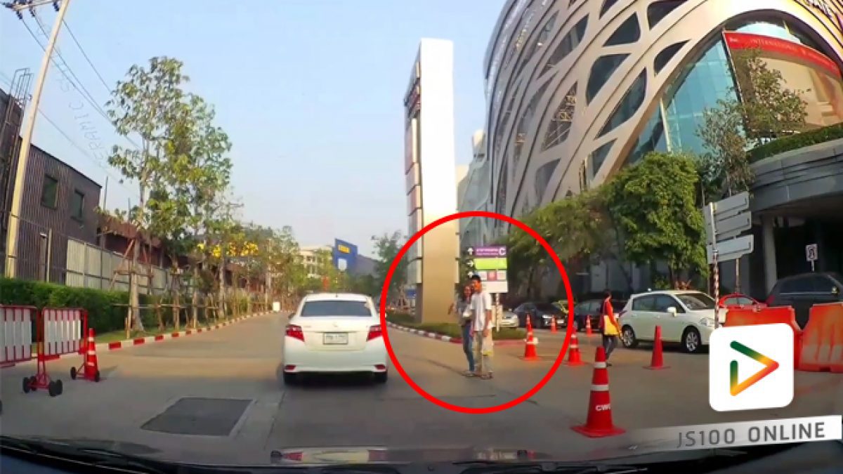 คลิปใจดีหยุดรถให้คนข้าม บริเวณทางเข้าห้างสรรพสินค้าเซ็นทรัลฯ  เวสต์เกต (14-03-61)