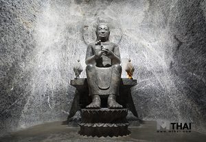 กราบพระนั่งเมืองแก้ว วัดป่าพุทธาราม พระพุทธรูปหินแกะสลักลอยตัวติดถ้ำแห่งแรกของไทย