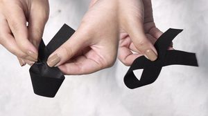 ชวนทำ ริบบิ้นดำ ขนาดเล็กกำลังดี เหมาะมากสำหรับ สาวออฟฟิศ