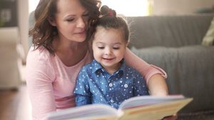 คุณแม่รู้ยัง? เลือกหนังสือนิทาน แบบไหน ให้เหมาะกับลูกน้อยในแต่ละวัย