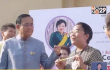 นายกฯ เขินถูกสาธิตวัดไซส์ถุงยาง