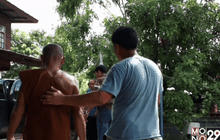 พระลูกวัดเลือดร้อน คว้ามีดปลายแหลมแทงชาวบ้าน