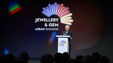 “JGAB 2025” เวทีอัญมณีและเครื่องประดับอาเซียนระดับโลก ดันไทยสู่ศูนย์กลางการค้าและนวัตกรรมเครื่องประดับอย่างยั่งยืน การรวมพลังรัฐ-เอกชน-ผู้ประกอบการ หนุนผู้ประกอบการไทยสู่ตลาดสากล พร้อมโชว์ไฮไลต์งานดีไซน์–แหล่งอัญมณี–เครือข่ายธุรกิจ