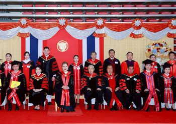 ทูลกระหม่อมหญิงอุบลรัตนราชกัญญา สิริวัฒนาพรรณวดี พระราชทานปริญญาบัตรแก่ผู้สำเร็จการศึกษาจากมหาวิทยาลัยกรุงเทพธนบุรี