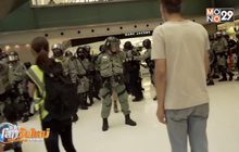 ผู้ประท้วง-ตำรวจฮ่องกง ปะทะกันกลางห้าง