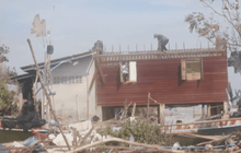 ชาวบ้านริมทะเลรื้อบ้านหนีคลื่นลม