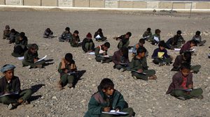 เด็กชาวเยเมนเรียนหนังสือกลางอากาศหนาว เพราะโรงเรียนเหลือเพียงซาก