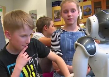 ฟินแลนด์ใช้หุ่นยนต์ฮิวแมนนอยด์ “เอเลียส Elias” ช่วยประเมินอารมณ์นักเรียน