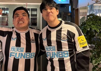 เด็กนิวคาสเซิล! แจ็ค แฟนฉัน-นิกกี้ ณฉัตร โผล่เชียร์ ‘สาลิกาดง’ ถึงอังกฤษ