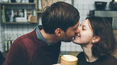 นักวิจัยเฟซบุ๊ก พบว่า หลังผู้ใช้เปลี่ยนสถานะจาก โสด เป็น มีแฟนแล้ว จะโพสสเตตัสน้อยลง