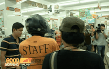 ตร.คุมผู้ต้องหาทำแผนฯ คดีชิงทรัพย์ร้านสะดวกซื้อ