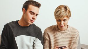 ผมเลย สงสัยว่า ผม หึงหวง มากไปหรือผมแค่ คิดไปเอง