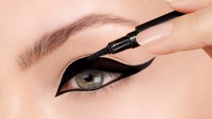 วิธีการ เขียนอายไลเนอร์! ให้สวยโดดเด่น โดยช่างแต่งหน้าคนดัง