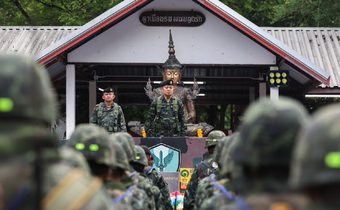 เคียงบ่าเคียงไหล่! “มทภ.2” พักค้างให้กำลังใจทหารประจำฐาน ‘ปราสาทตาเมือนธม’ ย้ำอย่าได้ประมาทในการทำหน้าที ขอให้เชื่อมั่นเราทำถูกแล้ว