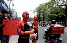 2 หนุ่มสไปเดอร์แมน แจกไข่ไก่ช่วยคนได้รับผลกระทบโควิด-19