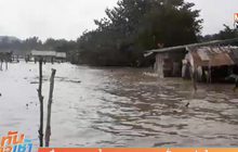 คลื่นลมแรง – น้ำทะเลหนุนสูง ชายฝั่งทะเลอ่าวไทย