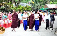 ชาวเมียนมา  ร่วมทำบุญตักบาตรปีใหม่ ที่ วัดวารีบรรพต จ.ระนอง