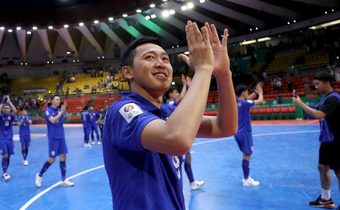 คิง เพาเวอร์ ชวน ศุภวุฒิ เถื่อนกลาง และ ปาณัสม์ กิตติภาณุวงศ์ นักฟุตซอลทีมชาติไทย ร่วมปล่อยคาราวานแจกลูกฟุตบอลให้เยาวชนทั่วประเทศ