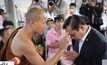 นายกฯ แจงภาพคู่อดีตพระพุทธะอิสระ แค่ไปทำบุญ