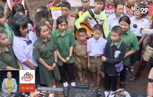 เพื่อนนักเรียนทีมหมูป่าฯร้องเพลงส่งกำลังใจ