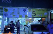 รถเก๋งชนร้านก๋วยเตี๋ยวและร้านสะดวกซื้อ