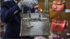คุ้มค่าที่ลงทุน?! สถิติใหม่ของการประมูล กระเป๋า Hermès ซื้อบ้านหลังนึงได้สบายๆ