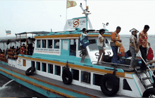 นทท.เดินทางกลับจากเกาะสีชังหลังสงกรานต์