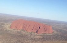 ออสเตรเลียห้ามปีนโขดหินอุลูรูถาวร