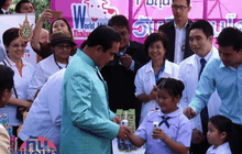 นายกฯ สร้างสีสันโชว์แข่งดื่มนม-เตะเข่า