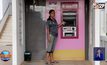 สาวสุดงง! ลืมบัตร ATM โดนเรียกเงิน 300 บาทแลกกับบัตร
