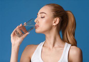 ยิ่งดื่มน้ำเยอะยิ่งดี จริงไหม ที่จริงแล้วเราควรดื่มน้ำวันละกี่ลิตร?