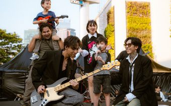 ครั้งแรกในไทย “PAPER PLANES FLASH MOB” รวมตัวคนเล่นดนตรี ทุกเพศ ทุกวัย จากทั่วประเทศกว่า 85 ชีวิต โชว์ “ทรงอย่างแบด” พร้อมกัน กระหึ่มใจกลางกรุงฯ