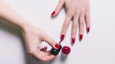 เคล็ดลับ ทาเล็บข้างที่ไม่ถนัด ให้เนียนกริบ เหมือนไปนั่งทำที่ร้าน