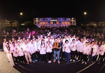 ‘โอกาสใหม่’ บุกลานคนเมือง ‘จตุพร’ ชูจุดยืน “เราไม่มีถ้า มีแต่ทำ” แช่แข็งหนี้ เติมเงิน เพิ่มงาน ปลุกคนกรุงฯ เลือกเบอร์ 44 เปลี่ยนวิกฤตเป็นโอกาส