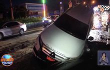 ปาเจโร่ป้ายแดงตกหลุมคาดท่อประปาแตก