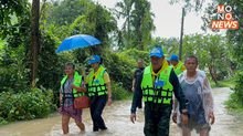 ทหารระดมกำลังช่วยชาวสงขลาติดน้ำท่วมสูง 2 ม. – กระแสน้ำไหลเชี่ยวจัดทำรถบรรทุกตกข้างทาง