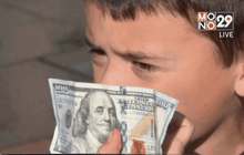 เด็กในสหรัฐฯ พบเงินเกือบ 3 แสนบาทในสนามเด็กเล่น